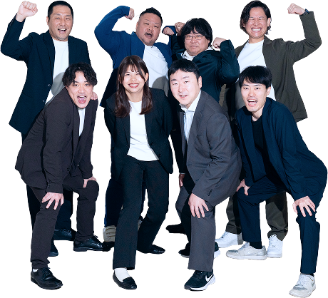 ポーズをとるスタッフ集合写真