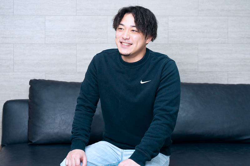 笑顔で話す鳥飼 竜さん