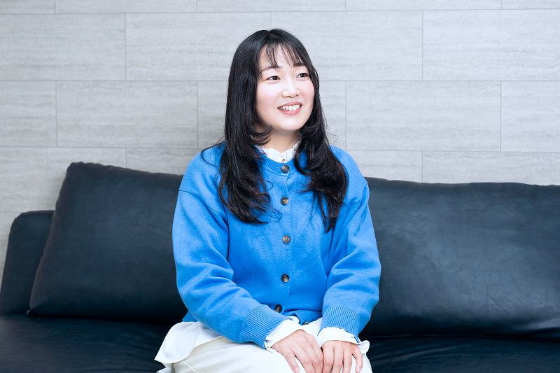 笑顔で話す長戸 雅さん