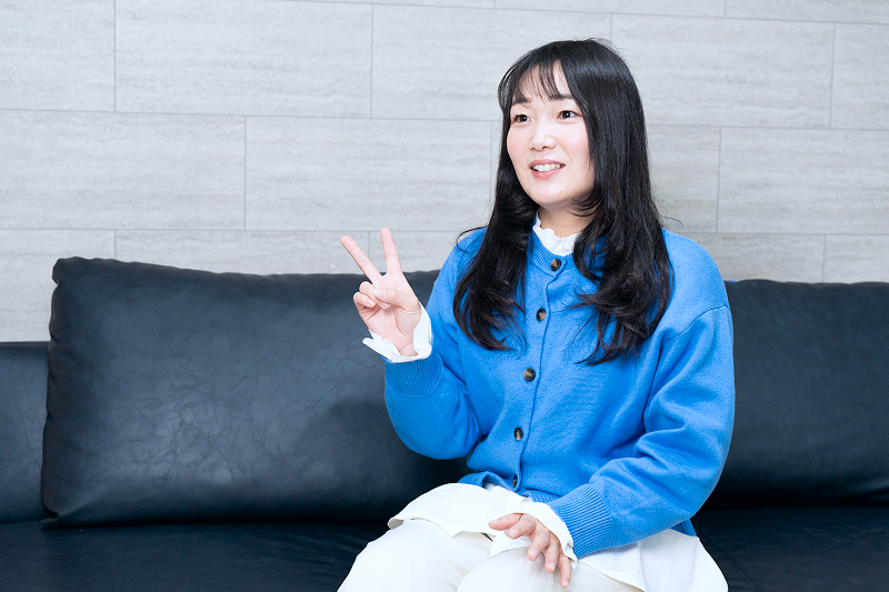 ✌をする長戸 雅さん