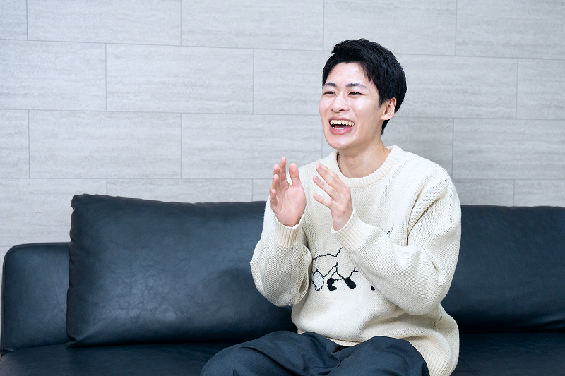 拍手をする佐藤 孝一さん