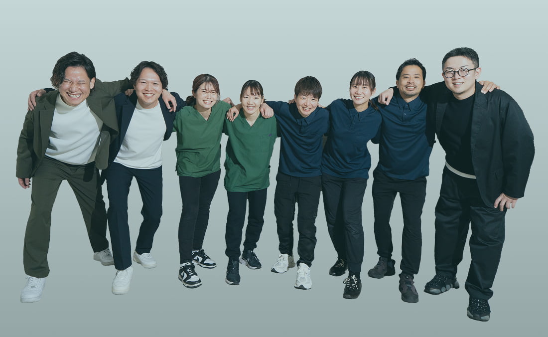 肩を組んで並ぶスタッフ